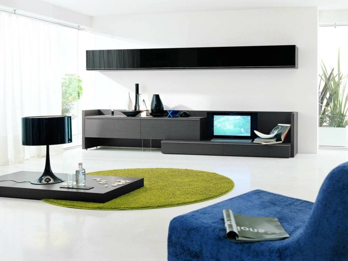 modernes wohnen minimalistisches wohnzimmer mit grünem teppich und blauem sessel
