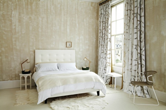 modernes wohnen schlafzimmer einrichten in weiß mit wunderschöner wandgestaltung