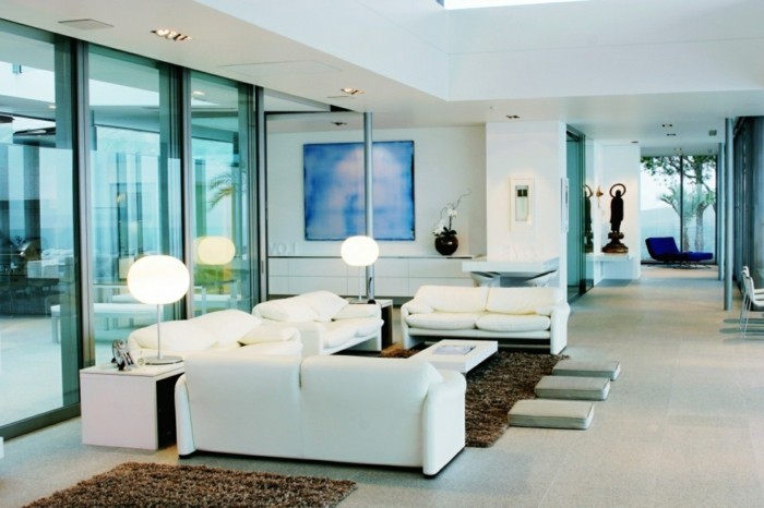 modernes wohnen weiße sofas im wohnzimmer und braune teppiche