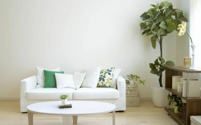 modernes wohnen wohnzimmer mit dekokissen und pflanzen
