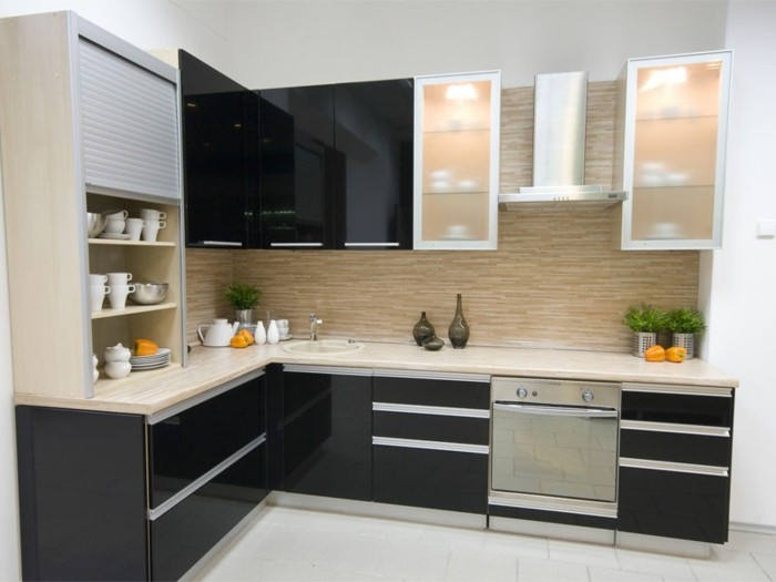 modulküche schwarze küchenschränke mit spiegeloberfläche dekovasen