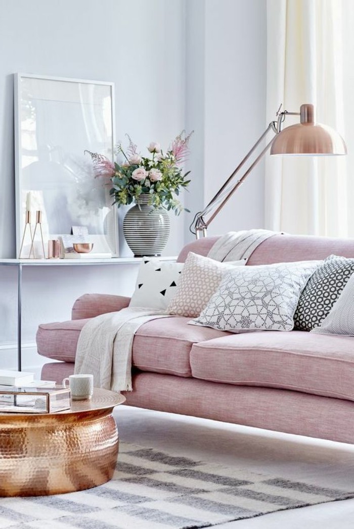 schöne wohnideen in millennial pink rosa wohnzimmersofa und helle wandfarbe
