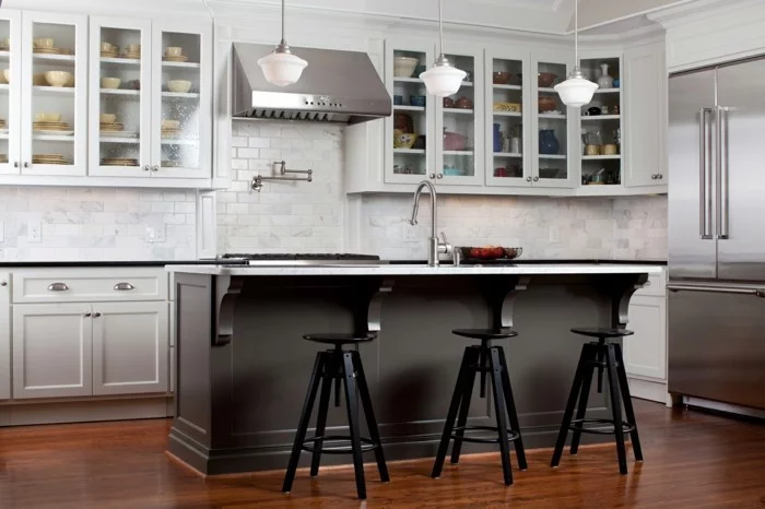 schöne wohnideen küche einrichten mit schwarzer kücheninsel und weißen wandfliesen