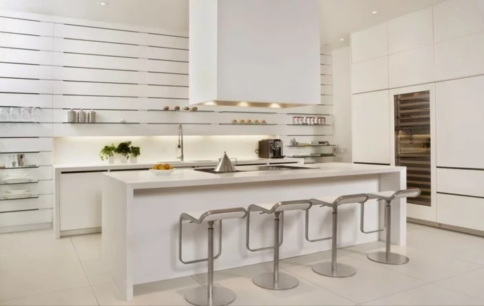 schöne wohnideen minimalistische küche in weiß mit moderner beleuchtung