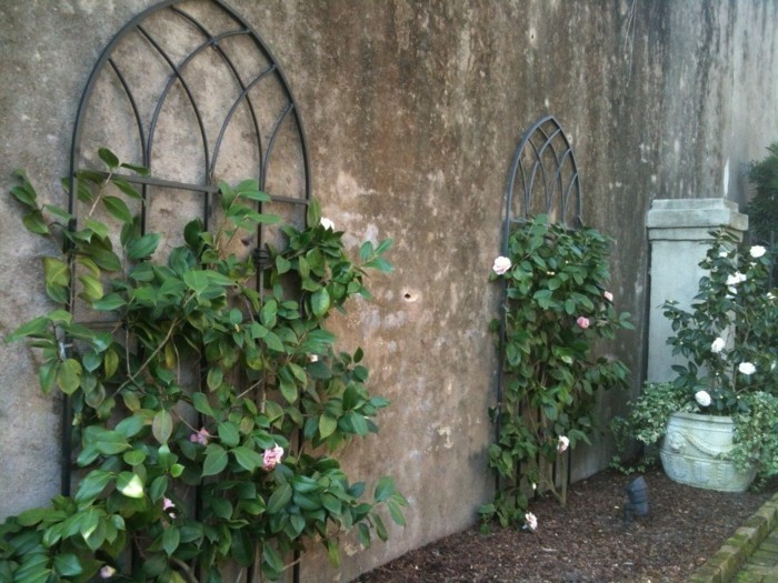 Spalier Rosenbögen und weitere Blumenstützen sind