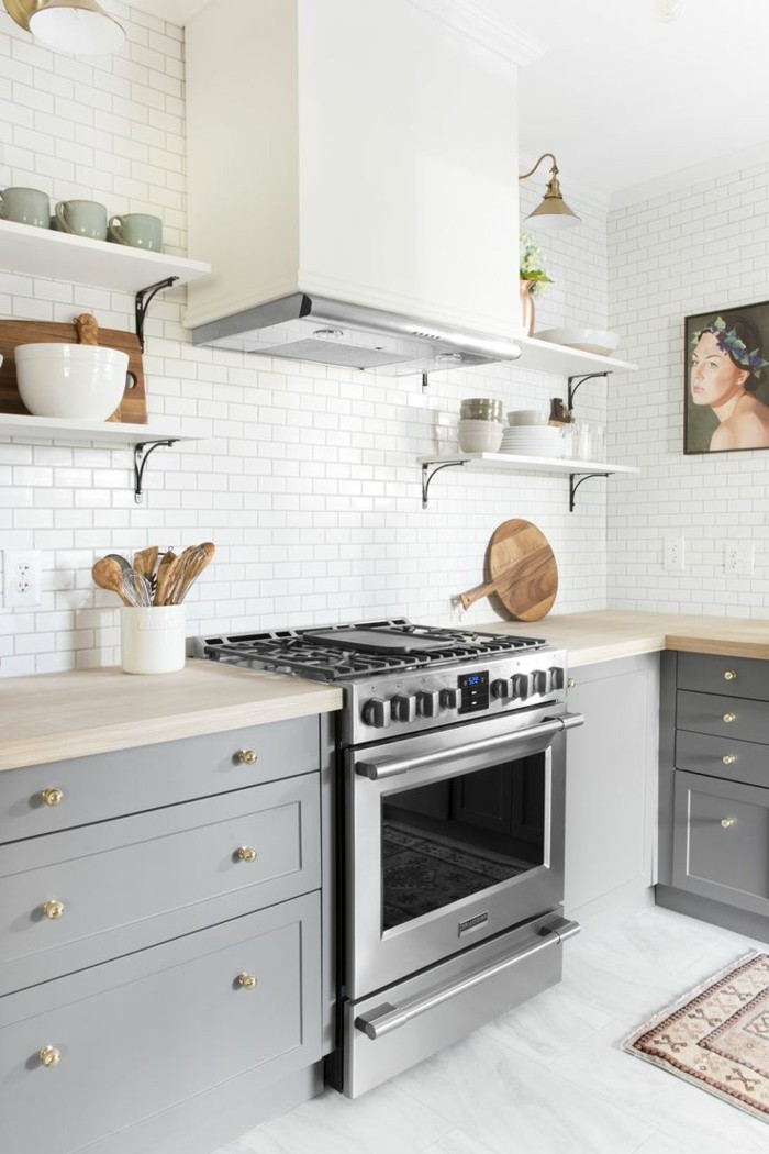 weiße küche in skandinavischem stil mit metro fliesen