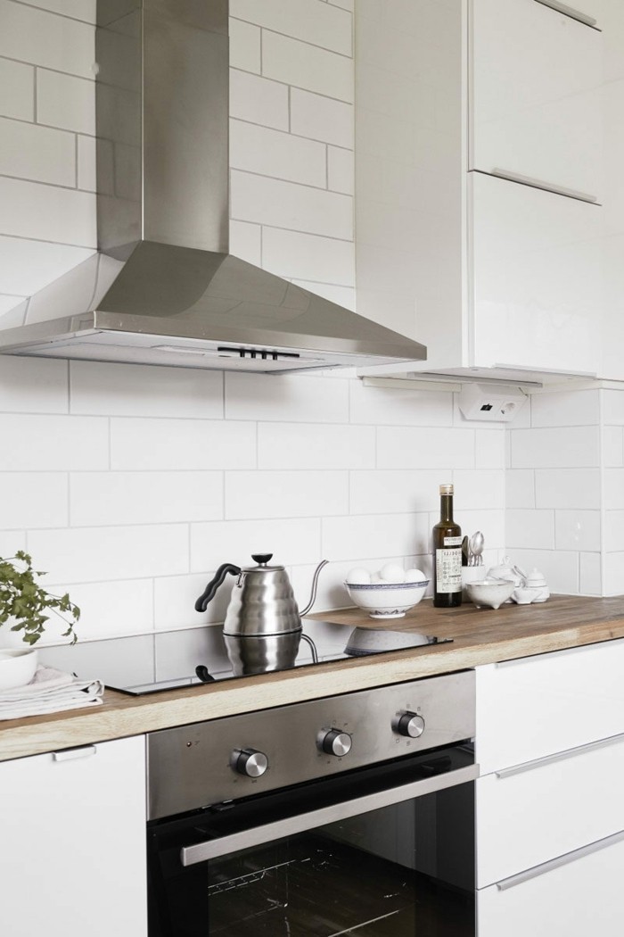 weiße küche küchenrückwand mit fliesen und hölzerne arbeitsoberfläche