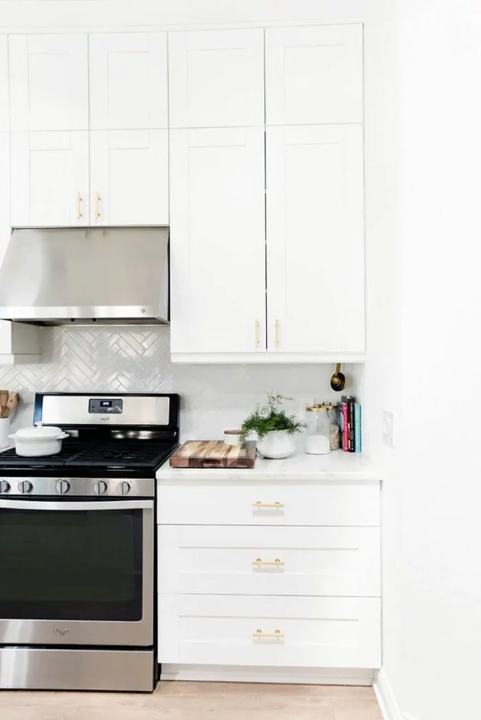 weiße küche küchenrückwand mit fliesen und pflanzen