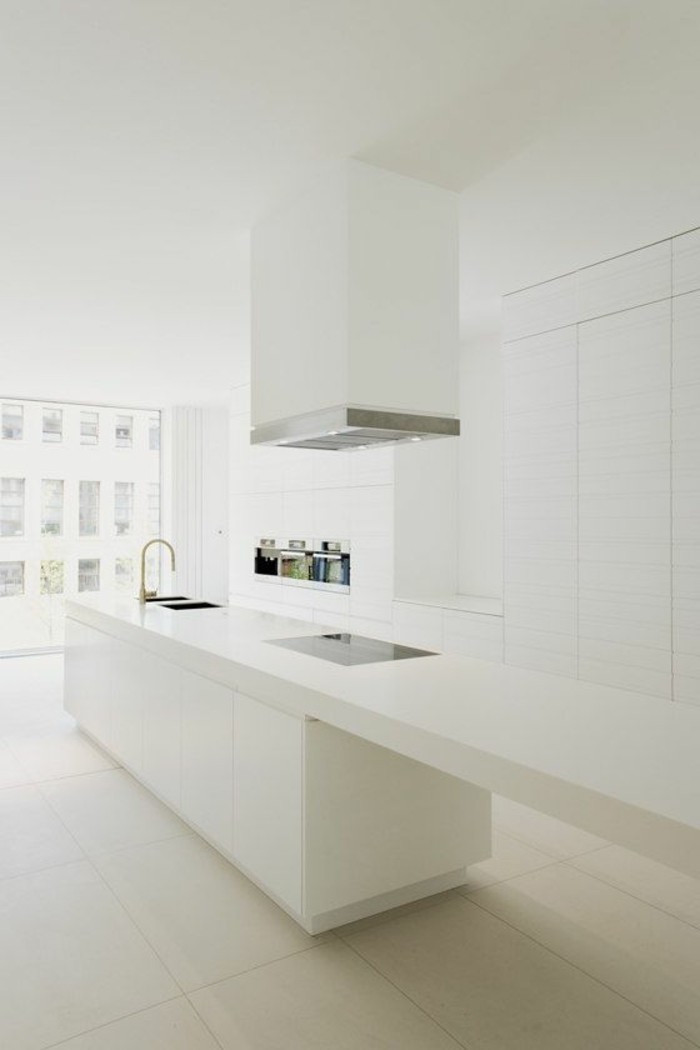 weiße küche minimalistische inneneinrichtung mit funktionaler kücheninsel