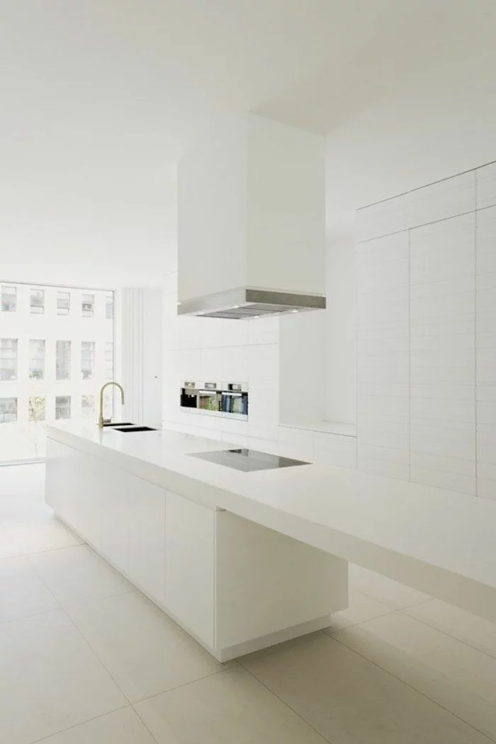 weiße küche minimalistische inneneinrichtung mit funktionaler kücheninsel