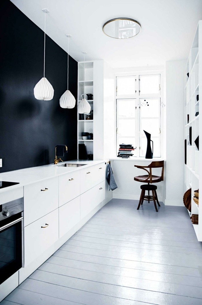 weiße küche mit schwarzer akzentwand und schönem bodenbelag