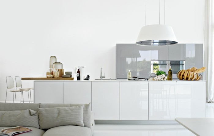 weiße küche moderne inneneinrichtung mit glänzenden oberflächen
