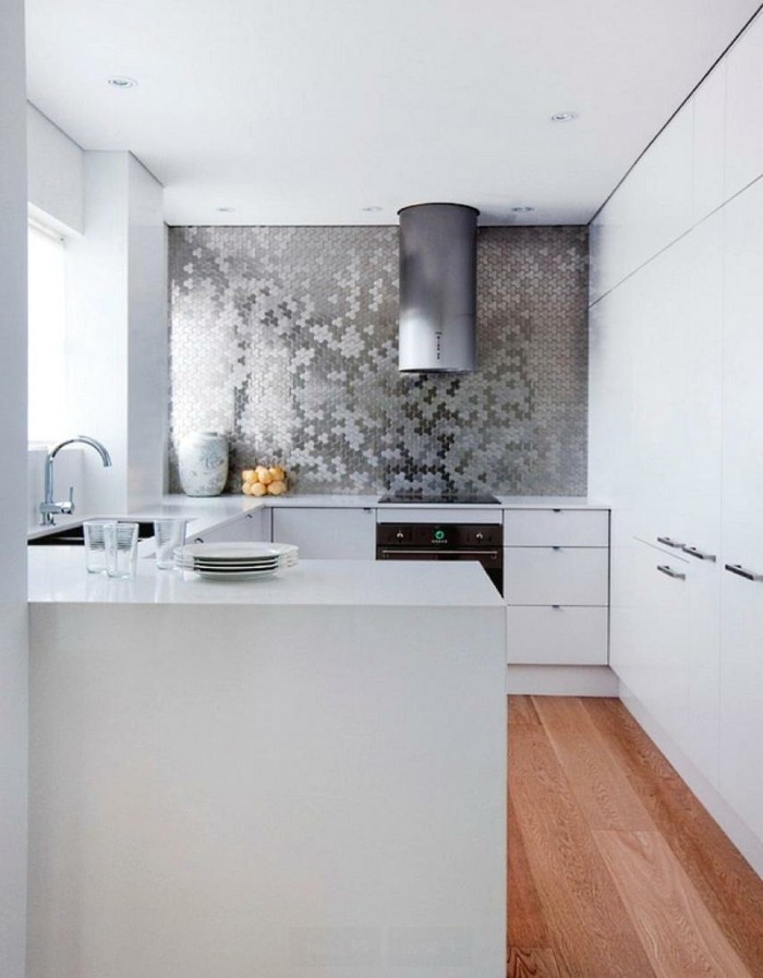 weiße küche schöne einrichtungsideen mit mosaikwand und boden mit holzoptik