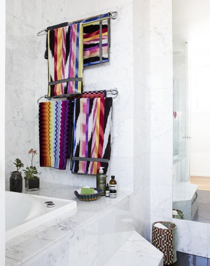 wohnideen für das badezimmer farbige tücher als schöne dekoration