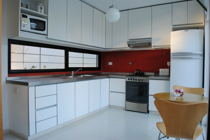 wohnideen küche eckküche mit weißen küchenschränken und roten akzenten