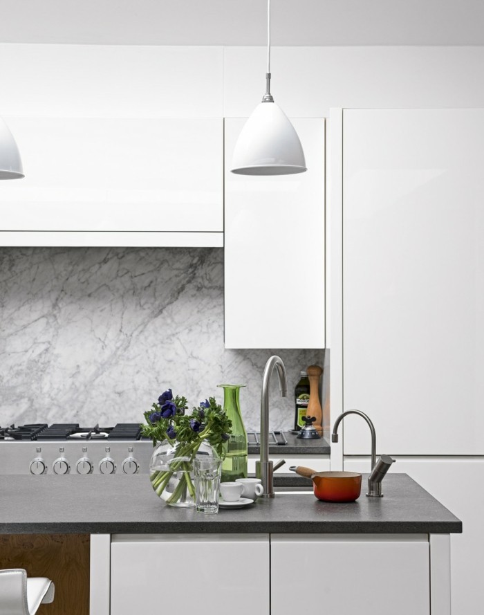 wohnideen küche marmor küchenrückwand und weiße wandschänke