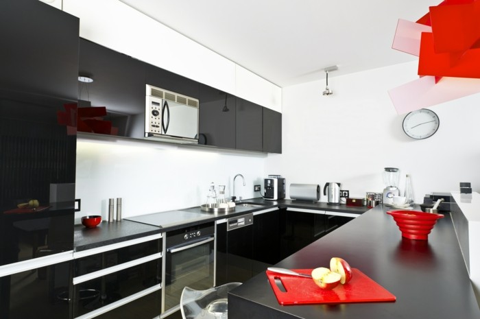 moderne küche in schwarz weiß mit roten akzenten und u form