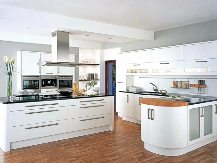 wohnideen küche weiße kücheneinrichtung- deko mit blumen moderne beleuchtung