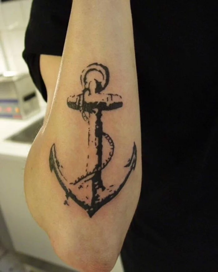 anker tattoo mit seil am unterarm