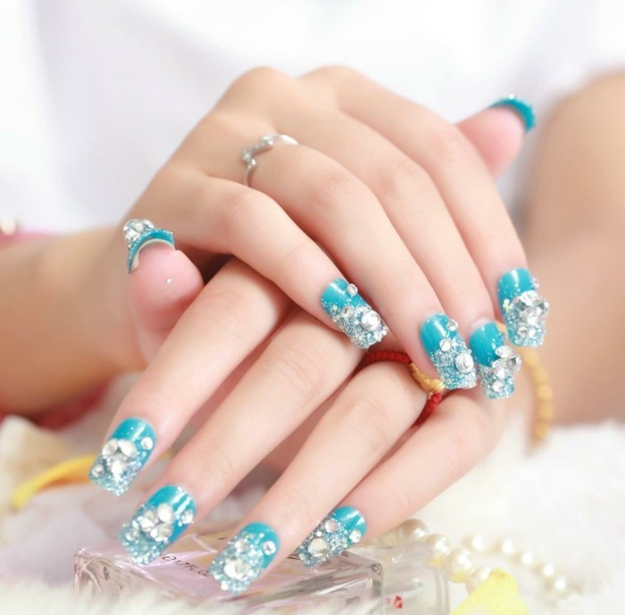 blue fingernägel luxus strasssteine maniküre