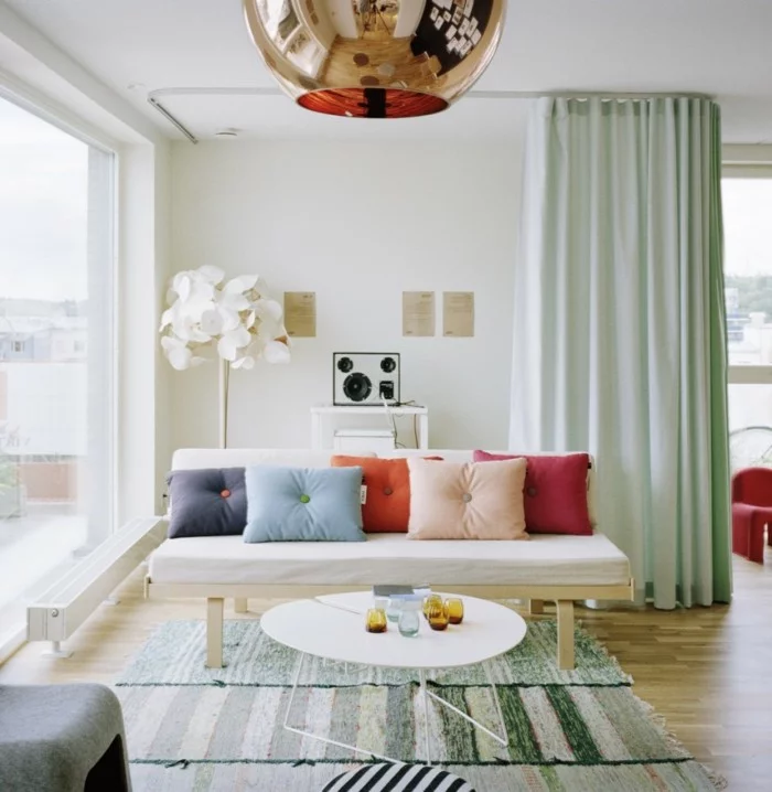 dekoideen wohnzimmer streifenteppich und farbige dekokissen erfrischen das wohnzimmer