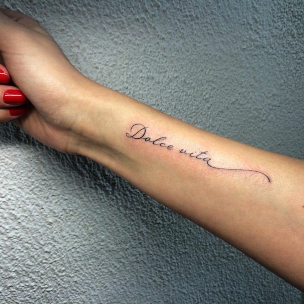 dolce vita tattoo schriften idee handgelenk arm