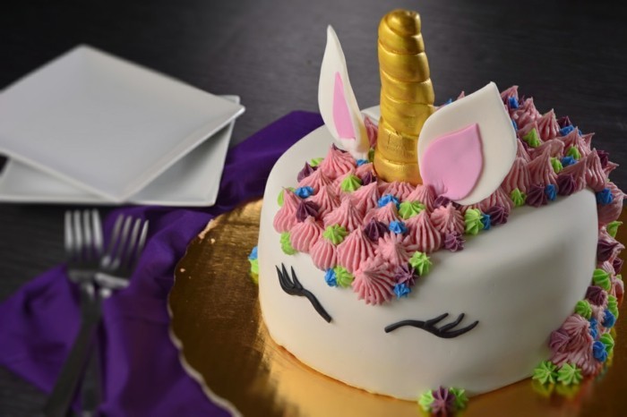 einhorn torte geburtstag feiern kinderparty ideen