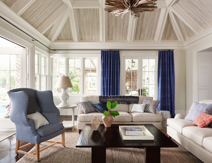 einrichtungsideen im wohnzimmer blaue gardinen und helle zimmerdecke