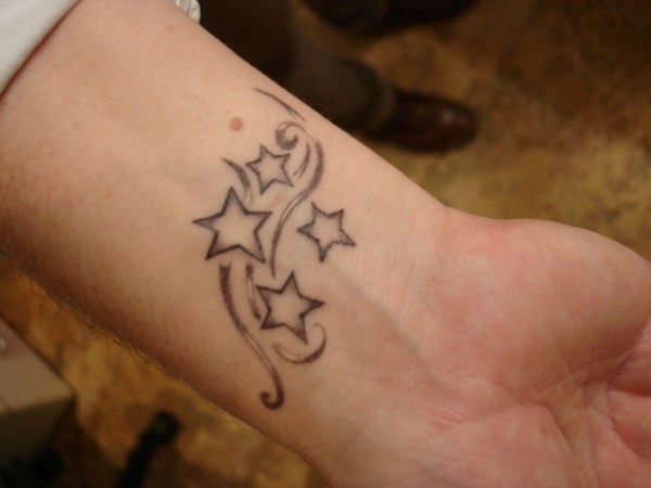 Sterne tattoo arm frau Roter Stern