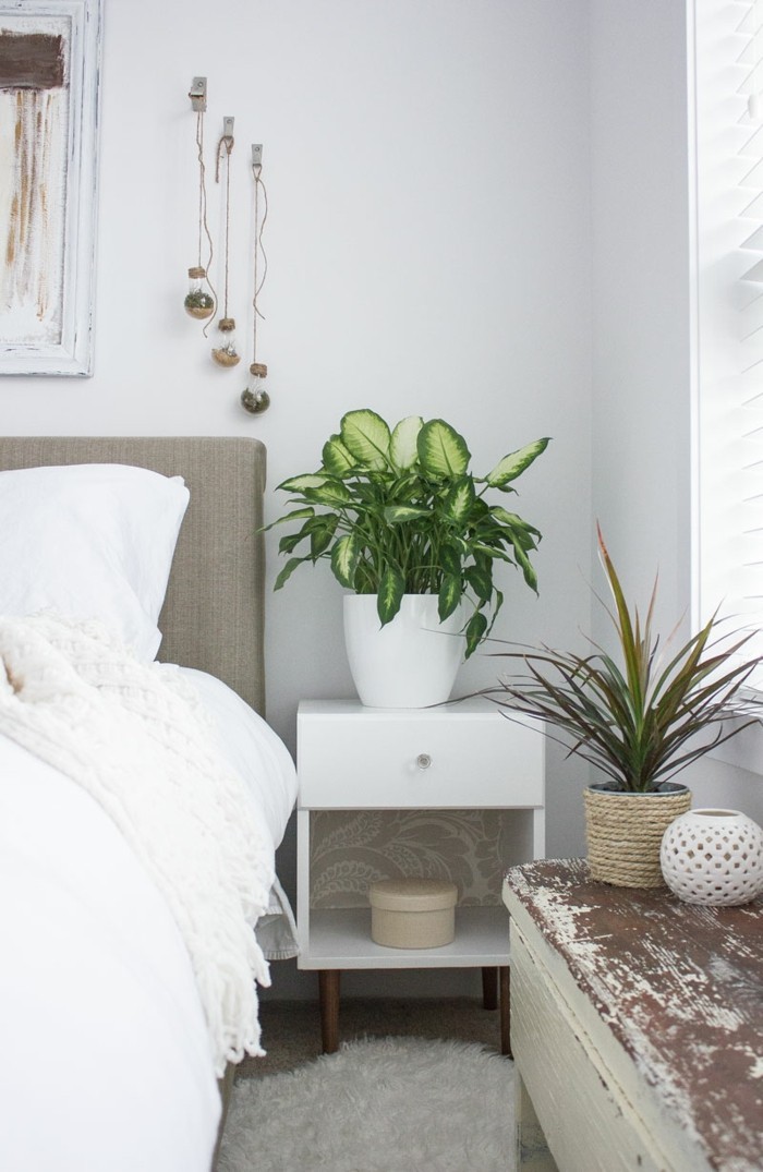 hygge ins schlafzimmer einführen weicher teppich pflanzen und weiße bettwäsche