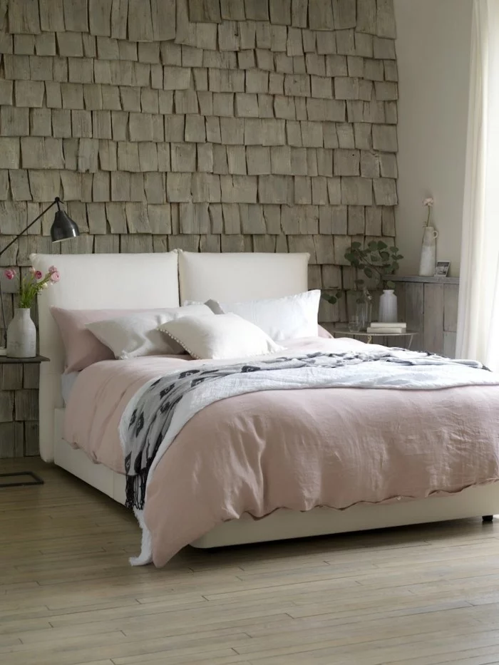 gemütliches Schlafzimmer in hellen Farben und mit einer ausgefallenen Wandgestaltung