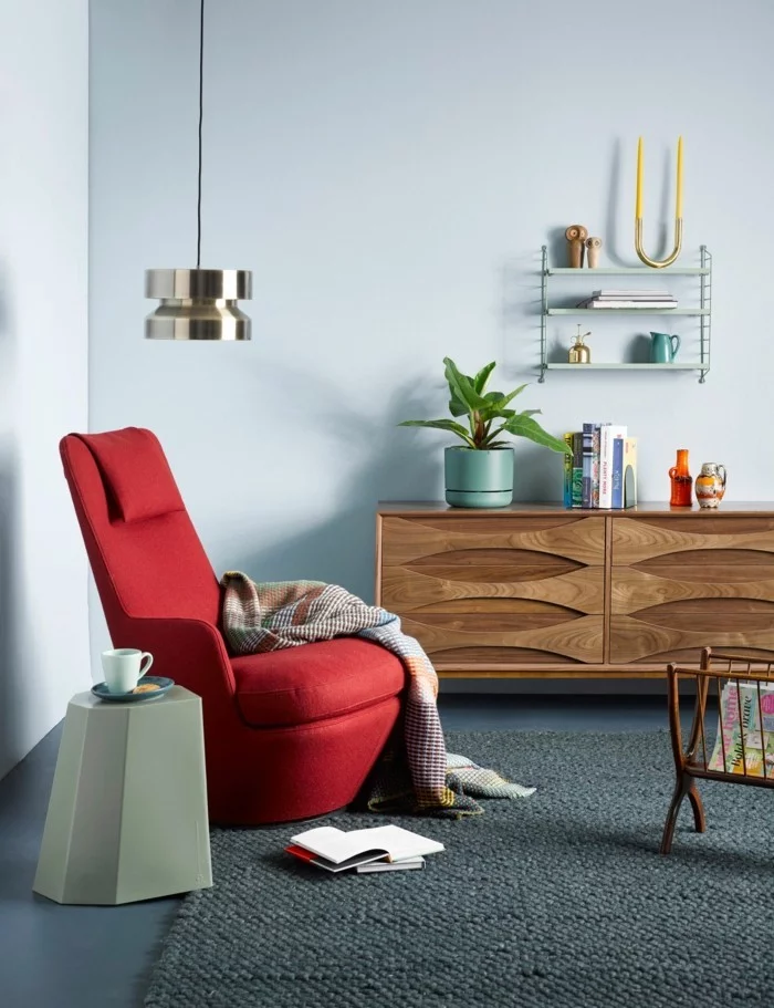 gemütliches Wohnzimmer im Retro Stil mit einem roten Sessel