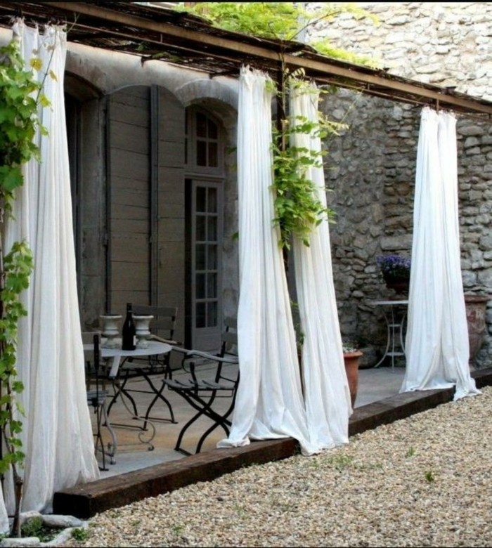 ideen für den garten terrasse mit weißen gardinen