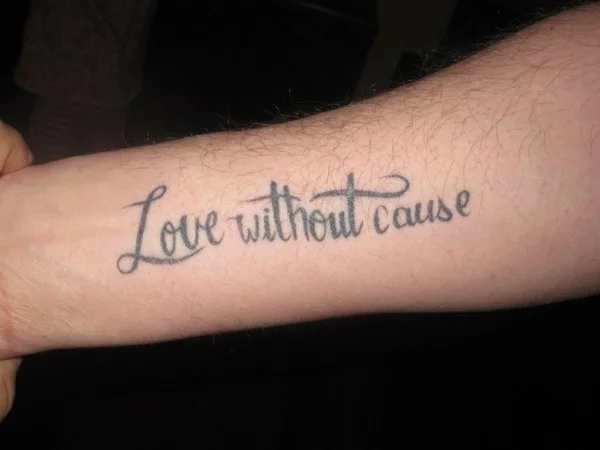 liebe ohne grund spruch tattoo unterarm