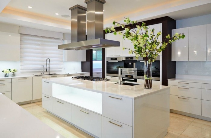 moderne küche in weiß mit hellem holzboden