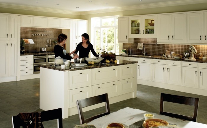 moderne küche weiße küchenschränke beige wandfarbe und graue bodenfliesen