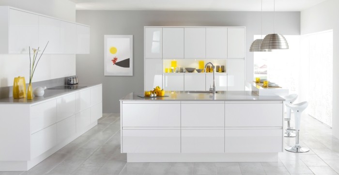moderne küche weiße wände weiße küchenschränke und hellgrauer boden