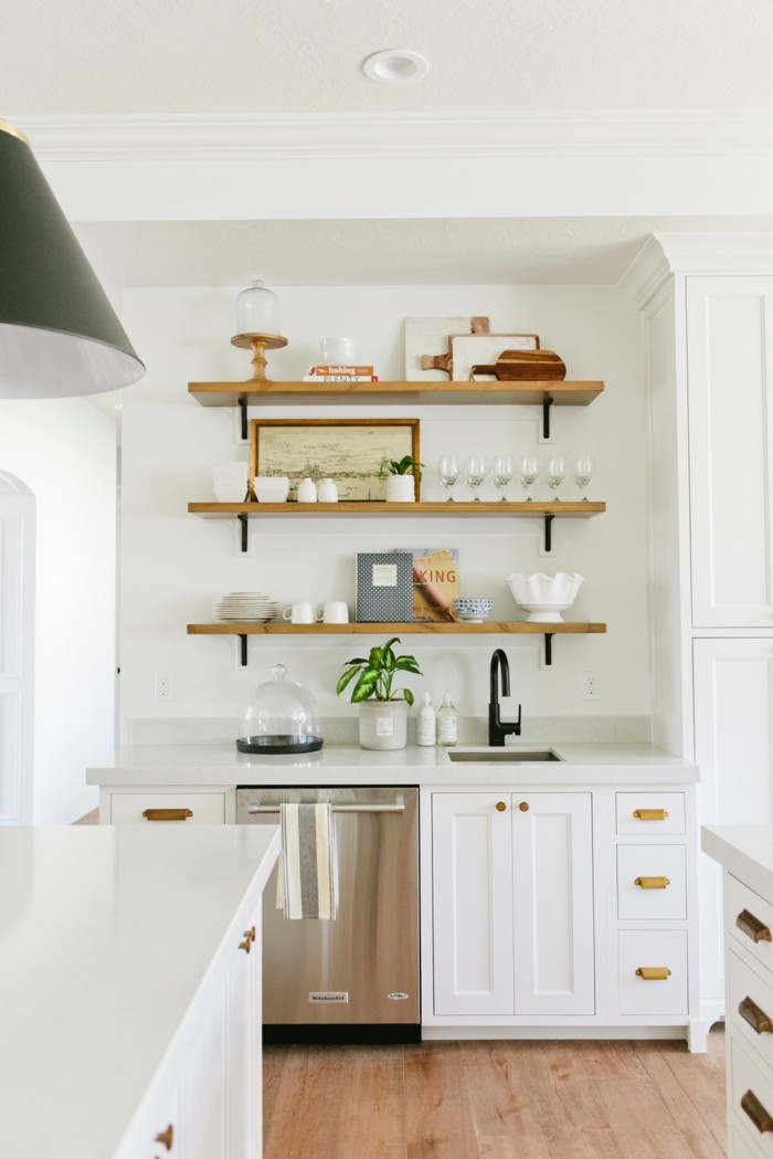 moderne küchen in weiß hölzerne wandregale und holzboden