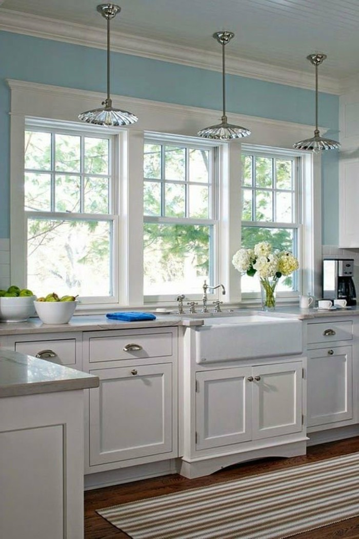 moderne küchen streifenteppich und hellblaue wandfarbe