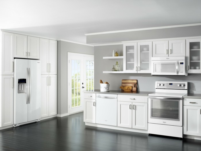 moderne küchengestaltung in weiß grau geräumig und funktional