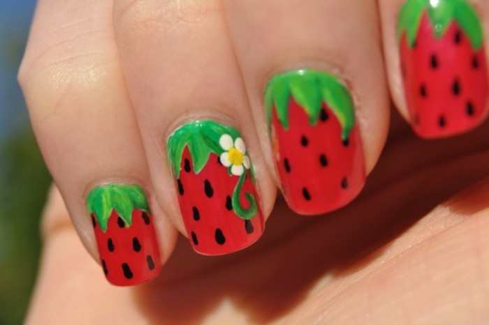 nageldesign ideen für den sommer erdbeeren muster