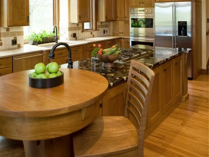 offene küche kücheneinrichtung mit holzoptik und mosaikfliesen