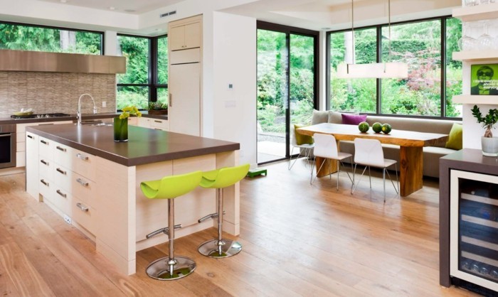 offene küche moderne küchengestaltung mit krassen farbigen elementen