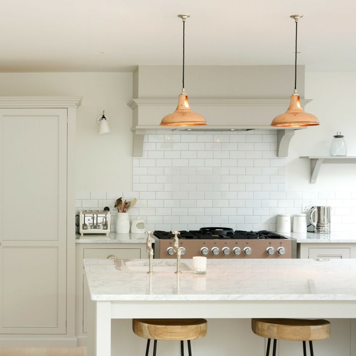 offene küche moderne weiße kücheninsel mit hölzernen barhockern