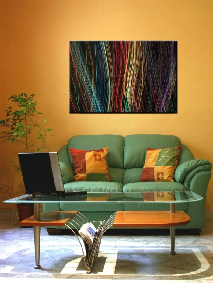 einrichtungsideen für das kleine wohnzimmer orange akzente und grünes sofa
