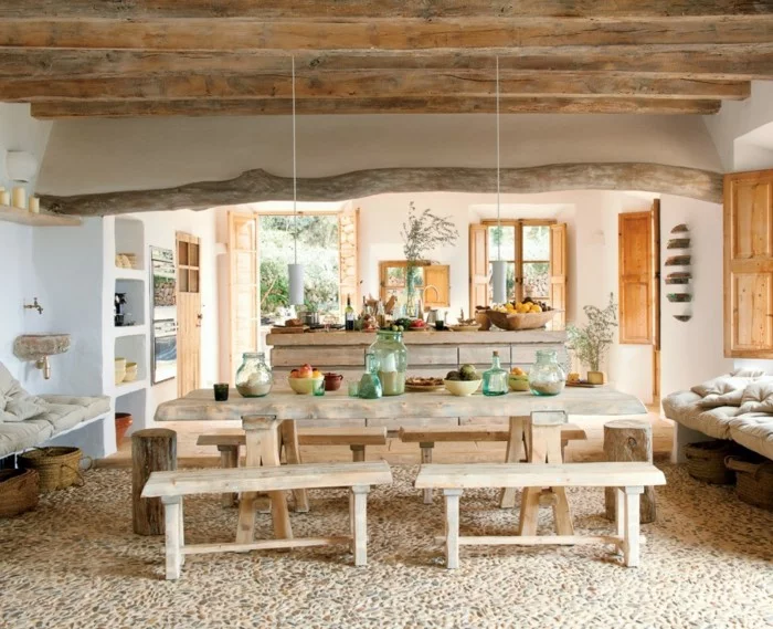 rustikal einrichten natürlich wohnen holzbalken küche esszimmer sitzbänke esstisch