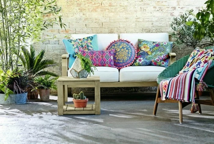 textilien trends farben bunt gartenmöbel sofa dekokissen