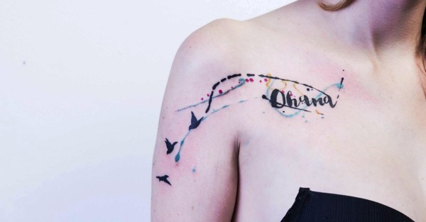wasserfarben tattoo mit schrift frauen tätowierung