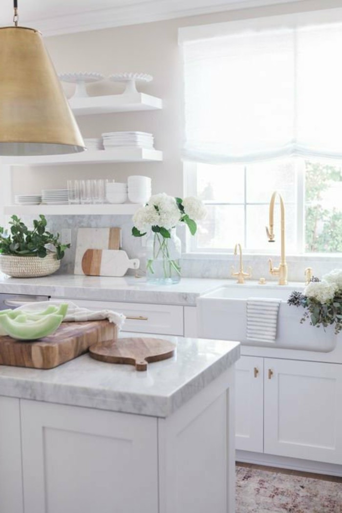 weiße küche mit schönem bodenbelag und offenen wandregalen