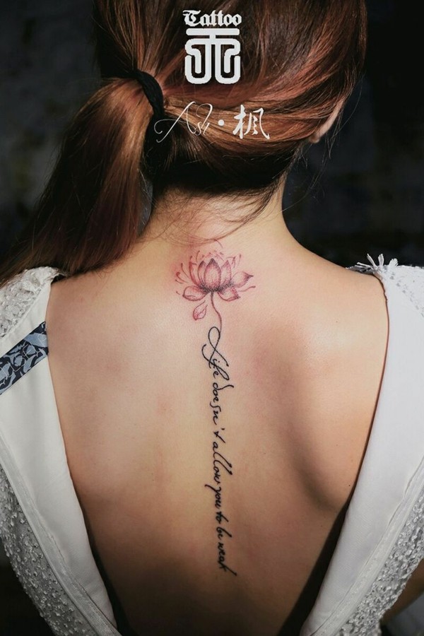Schriftzug Tattoo Rücken